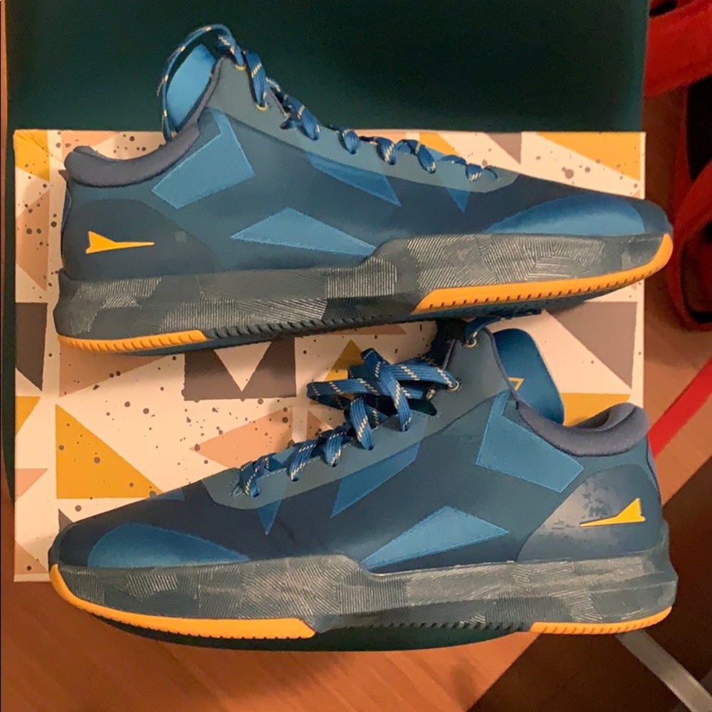 Brandblack rare metal basketball shoes